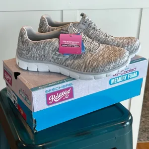 Skechers Gray Air-Cooled Memory Foam Sneakers NEW in Box Sz 9 Wide