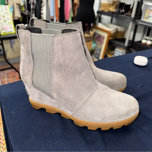 Sorel Joan of Arctic Gray Suede wedge waterproof Ankle Boots- great condition!