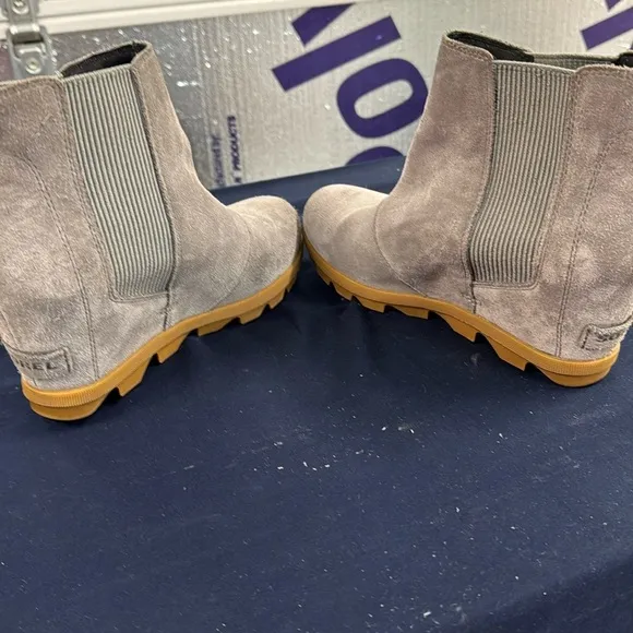 Sorel Joan of Arctic Gray Suede wedge waterproof Ankle Boots- great condition!