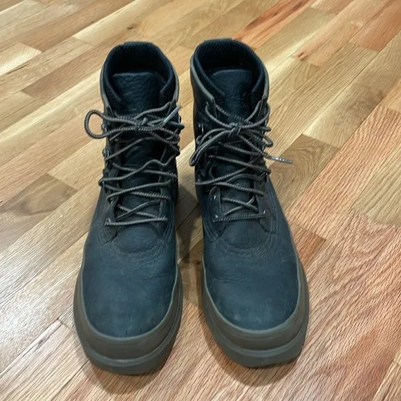 Sorel men’s Caribou Street waterproof lug soul boot. Size 8