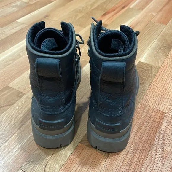Sorel men’s Caribou Street waterproof lug soul boot. Size 8