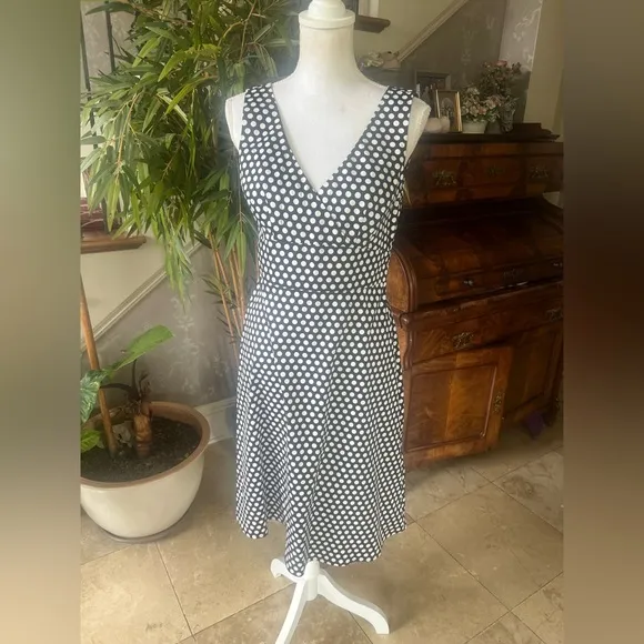 Spence, ladies V-neck sleeveless polkadot dress NWT size 6 brand new