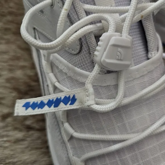 The North Face VECTIV™ Taraval Tech Women's Sneakers White/Blue Size 10 NEW