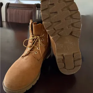 Timberland Tan Suede Boots with Rugged Sole Like New Men’s 13