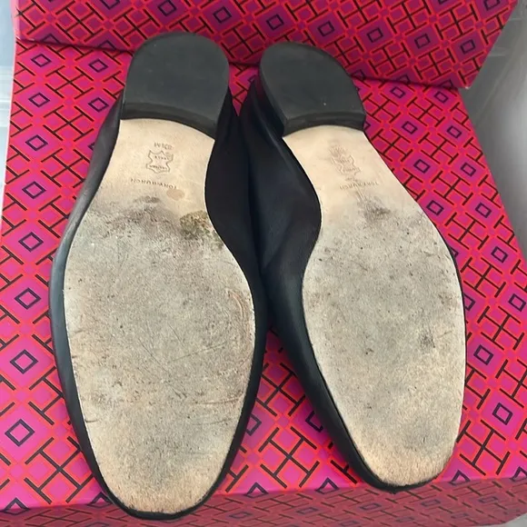 TORY BURCH Benton Gold Charm Black Leather slip on Flat Loafers Soft Back Sz 8.5