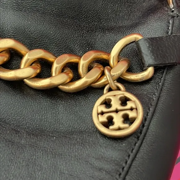 TORY BURCH Benton Gold Charm Black Leather slip on Flat Loafers Soft Back Sz 8.5