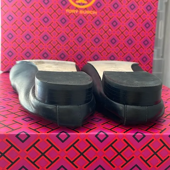 TORY BURCH Benton Gold Charm Black Leather slip on Flat Loafers Soft Back Sz 8.5
