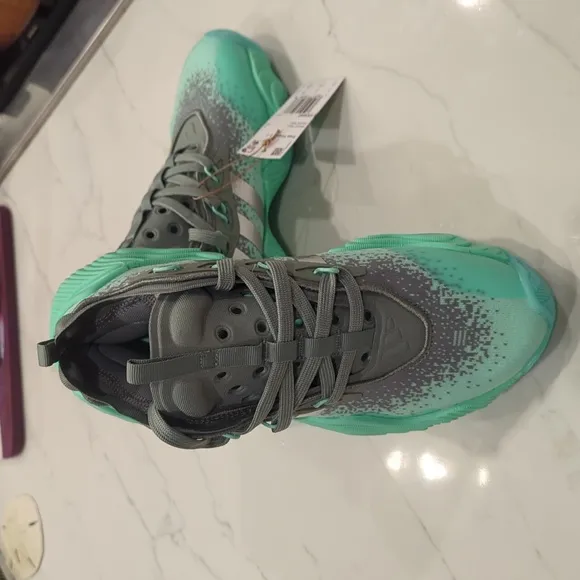 Trae young adidas basketball sneakers kids size 5 1/2 brand new!