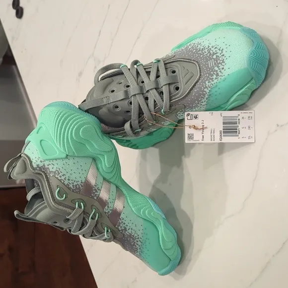 Trae young adidas basketball sneakers kids size 5 1/2 brand new!