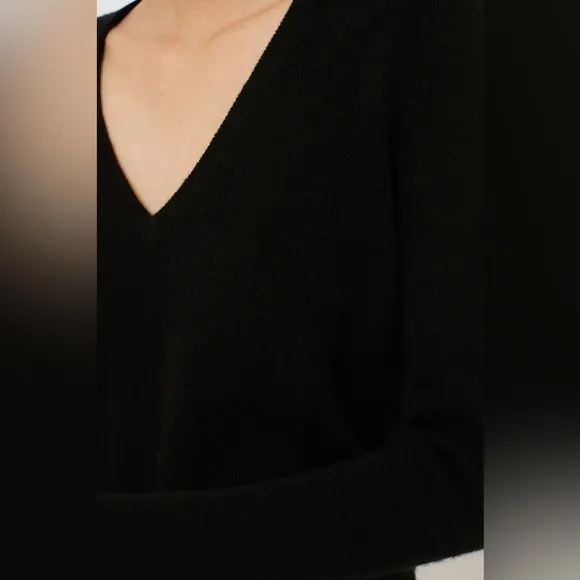 Tuckernuck Black Cashmere V-Neck Sweater (XL)
