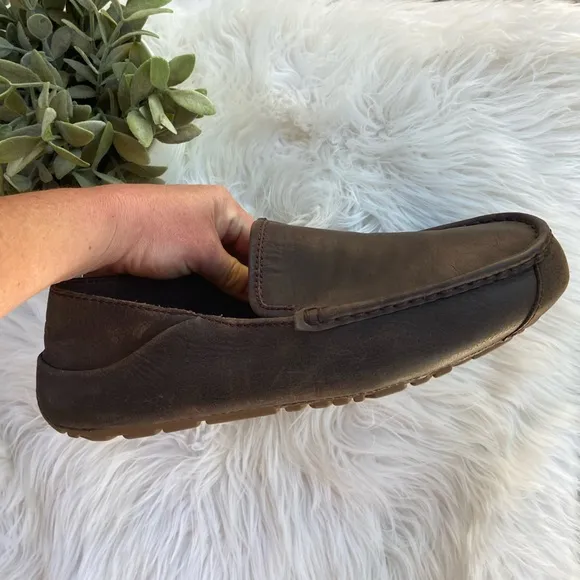 UGG Australia Hunley Dark Brown Leather Loafers Size 9