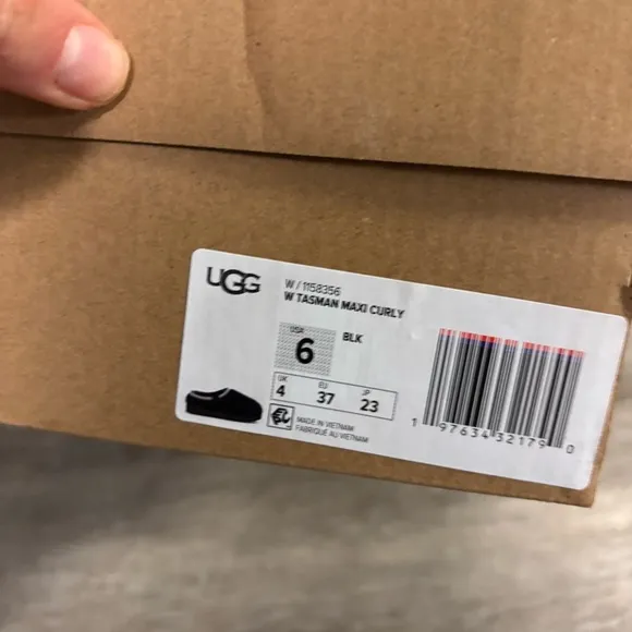 UGG | Tasman Maxi Curly Slippers in Black Size 6 NEW