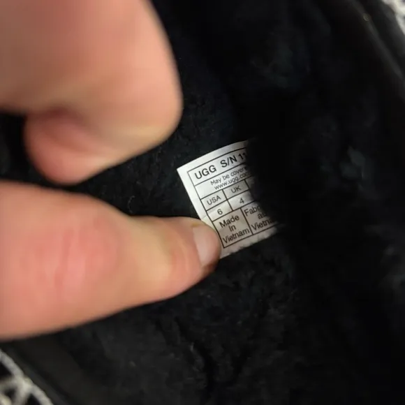 UGG | Tasman Maxi Curly Slippers in Black Size 6 NEW
