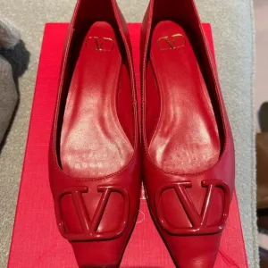 V logo Women's Red Leather point toe Flats