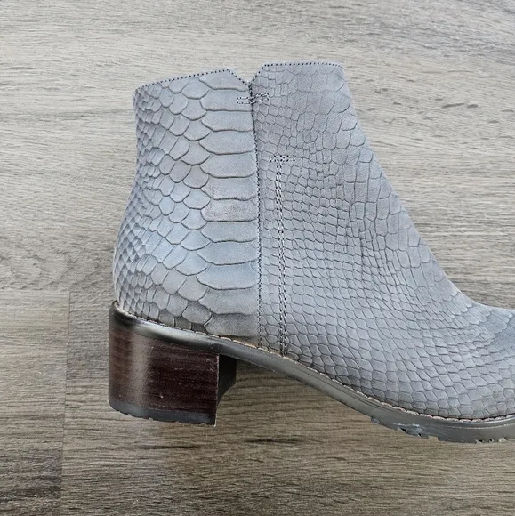 Vaneli Gray Udette Leather Snakeskin Ankle Booties NWOB Size 7