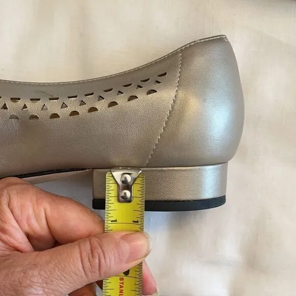 VANELI PEARLY OPAL TAN FLATS.  NEW