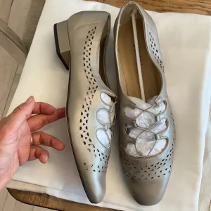 VANELI PEARLY OPAL TAN FLATS.  NEW