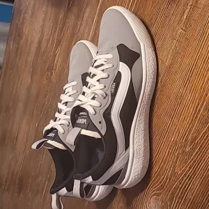 Vans UltraRange Sneakers Size 7M/8.5W Great Shape ☺️