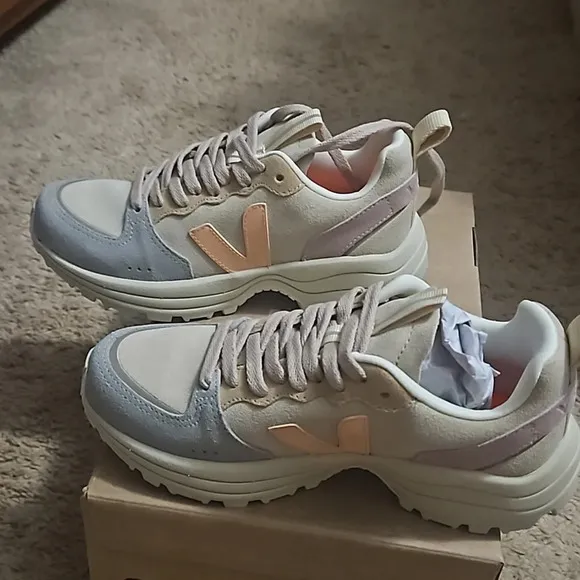 VEJA Venturi suede almond peach multico size US 5 NWT