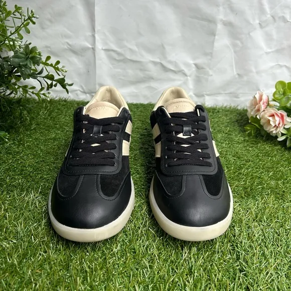 Vince womenOasis Sneaker black $250 new