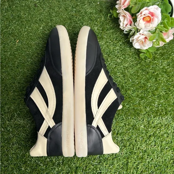 Vince womenOasis Sneaker black $250 new