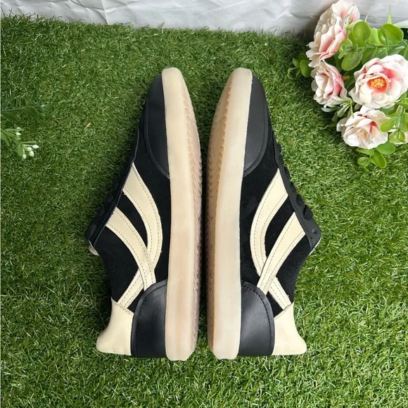 Vince womenOasis Sneaker black $250 new