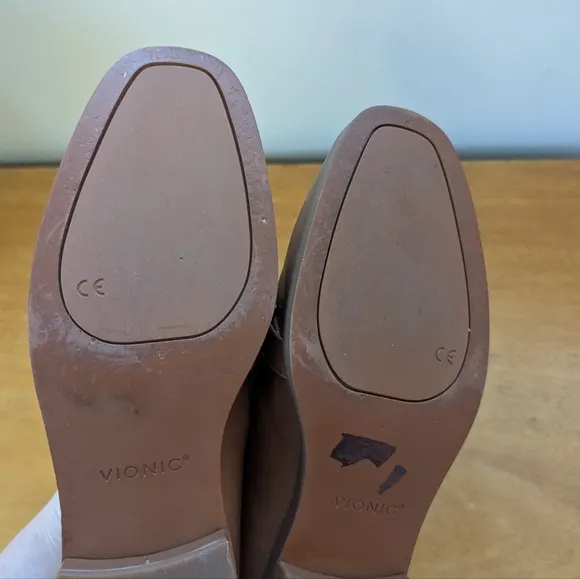 Vionic Mizelle Chunky Chain Leather Loafers