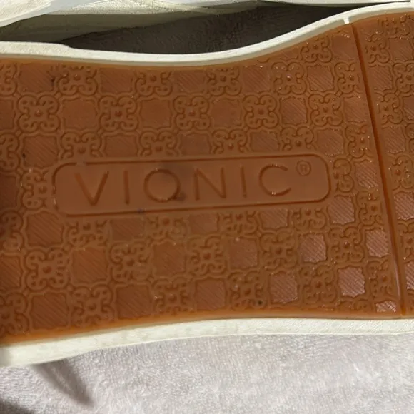 Vionic Woman’a‎ Rebel Kamelle Lace Up All White Sneakers