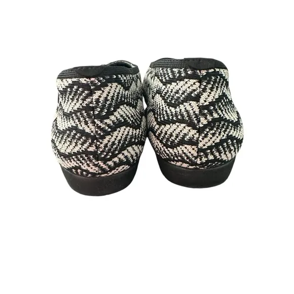 Vivaia Lightweight Square-Toe V-Cut Flats (Margot‎ Walker) 8