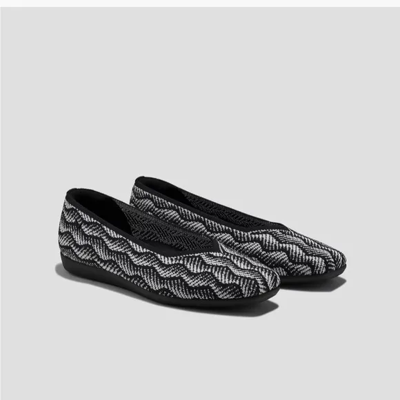 Vivaia Lightweight Square-Toe V-Cut Flats (Margot‎ Walker) 8