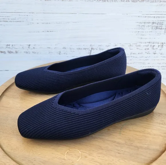 Vivaia Margot lightweight navy blue flats size 39
