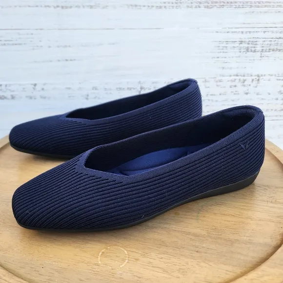 Vivaia Margot lightweight navy blue flats size 39
