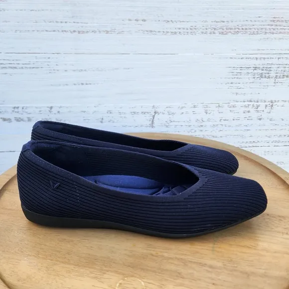Vivaia Margot lightweight navy blue flats size 39