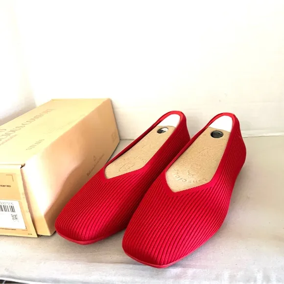 Vivaia Red Margot Walker Comfy Lightweight Square-Toe V-Cut Flats Size EU 43/11