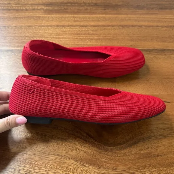 Vivaia Square-Toe V-Cut Flats Margot 2.0 Ruby Red, Size 39