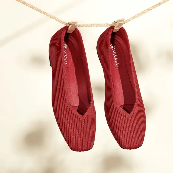 Vivaia Square-Toe V-Cut Flats Margot 2.0 Ruby Red, Size 39