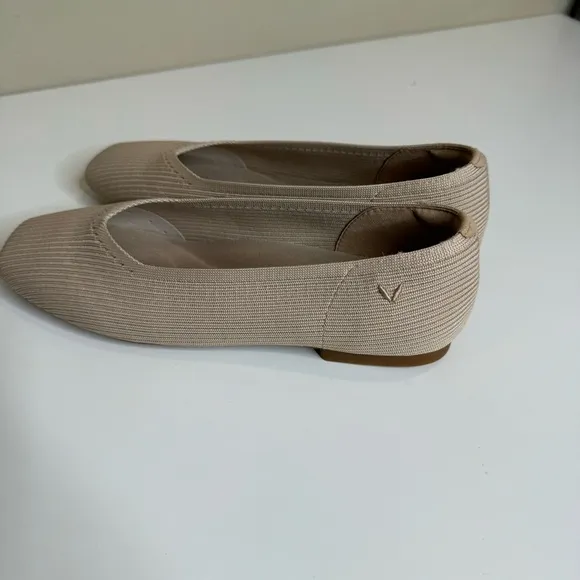 Vivaia Square-Toe V-Cut Flats (Margot 2.0) size 39 NWOT