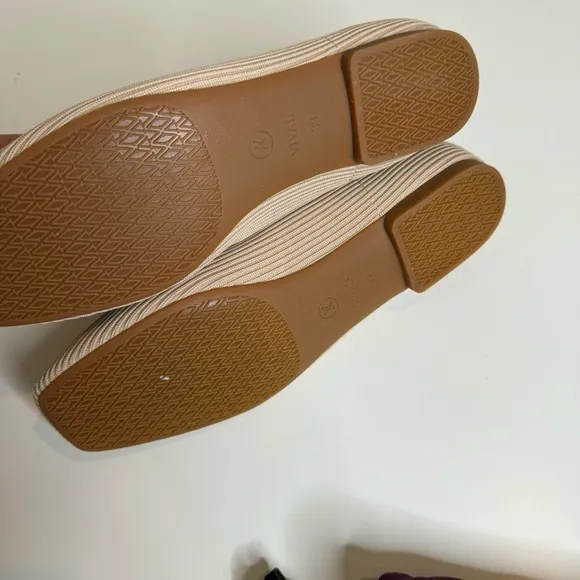 Vivaia Square-Toe V-Cut Flats (Margot 2.0) size 39 NWOT