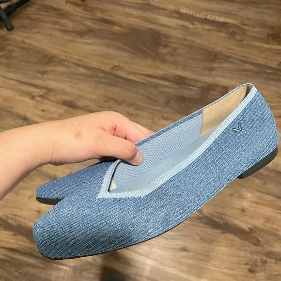 Vivaia Square-Toe V-Cut Flats Size 40