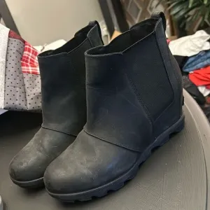 Women’s black Sorel wedge boots shoe leather stylish casual foot grip sz 10