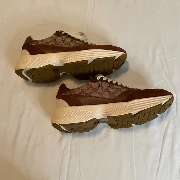 Women’s Coach Tech Runner Khaki/Saddle Logo Sneakers Sz 9B