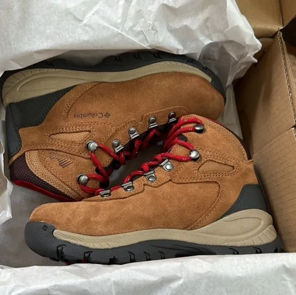 WOMEN'S COLUMBIA NEWTON RIDGE PLUS WATERPROOF AMPED HIKING BOOTS