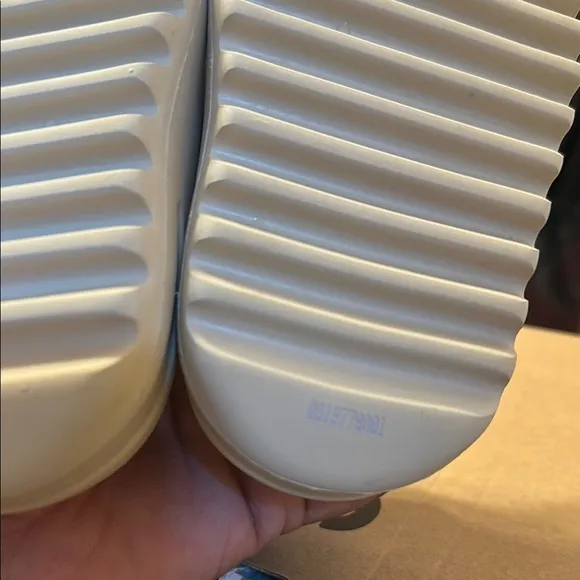 Yezzy slides 8K (BONE COLOR)